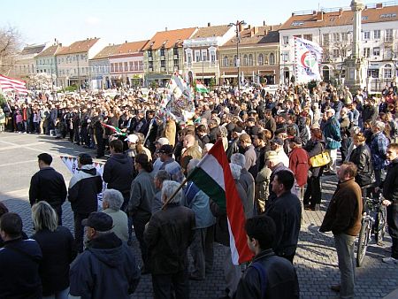  A Jobbik kamp&aacute;nyz&aacute;r&oacute; a vasi megyesz&eacute;khelyen.