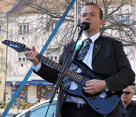  A Jobbik kamp&aacute;nyz&aacute;r&oacute; a vasi megyesz&eacute;khelyen.