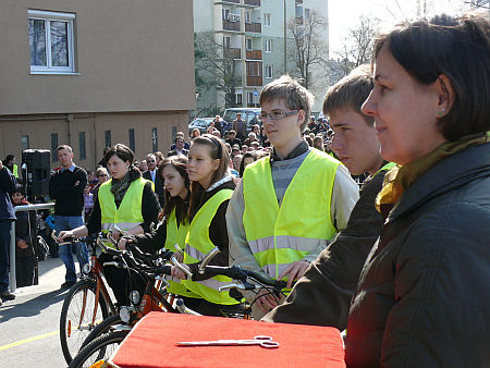 Szombathely, a Dolgoz&oacute;k &uacute;ti ker&eacute;kp&aacute;r&uacute;t &aacute;tad&aacute;sa