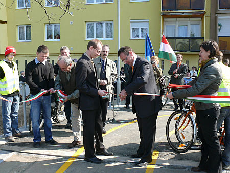 Szombathely, a Dolgoz&oacute;k &uacute;ti ker&eacute;kp&aacute;r&uacute;t &aacute;tad&aacute;sa