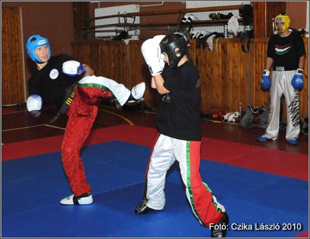 Kick-box bajnokok edzőtáboroznak Vépen