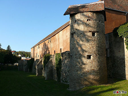 Kőszegi v&aacute;r