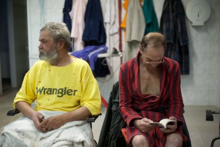 Kallos Bea, az MTI k&uuml;lsős fot&oacute;riporter&eacute;nek k&eacute;pe a Laci b&aacute;csi c&iacute;mű sorozatb&oacute;l, amely I. d&iacute;jat nyert a XXX. Magyar Sajt&oacute;fot&oacute; P&aacute;ly&aacute;zat Ember&aacute;br&aacute;zol&aacute;s-portr&eacute; (sorozat) kateg&oacute;ri&aacute;j&aacute;ban. 