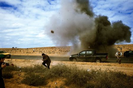opronyi Gyula szabad&uacute;sz&oacute; fot&oacute;riporter k&eacute;pe a Libya c&iacute;mű sorozatb&oacute;l, amely I. d&iacute;jat nyert a XXX. Magyar Sajt&oacute;fot&oacute; P&aacute;ly&aacute;zat K&eacute;priport (sorozat) kateg&oacute;ri&aacute;j&aacute;ban.