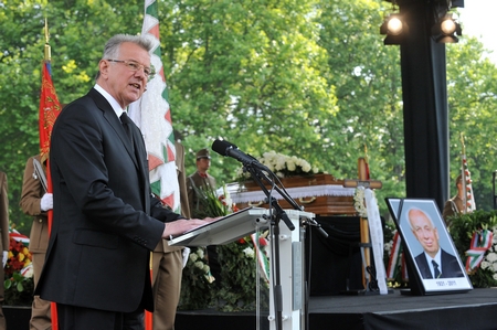 M&aacute;dl Ferenc temet&eacute;se