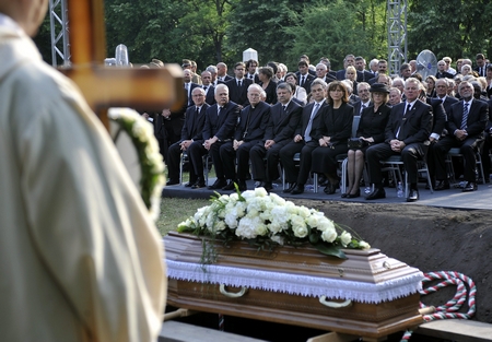 M&aacute;dl Ferenc temet&eacute;se