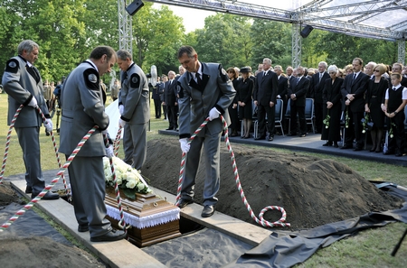M&aacute;dl Ferenc temet&eacute;se