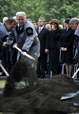 M&aacute;dl Ferenc temet&eacute;se