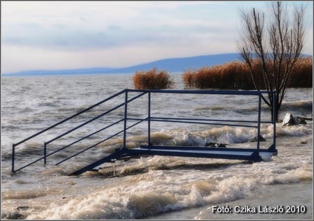 Magas a Balaton v&iacute;zszintje