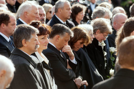 Makovecz Imre temet&eacute;se