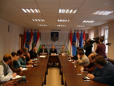 Sajt&oacute;t&aacute;j&eacute;koztat&oacute; a v&aacute;rosh&aacute;z&aacute;n