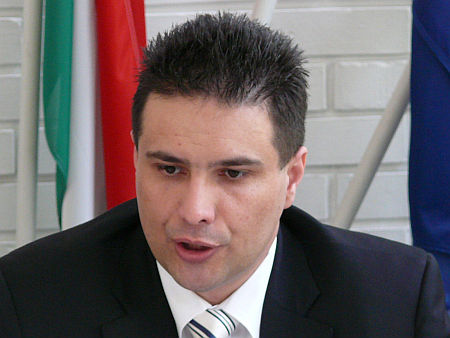 országjárásba kezd, végigjárja a baloldali fórumokat, közösségeket.