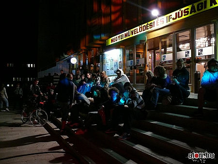 Koncert az MMIK előtt. Neh&eacute;z helyzetbe ker&uuml;l az int&eacute;zm&eacute;ny.