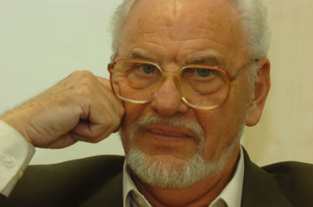 M&uuml;ller P&eacute;ter &iacute;r&oacute;