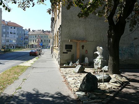 Az emklékhely nyáron
