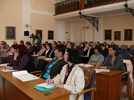 Önkéntes konferencia a Megyeházán