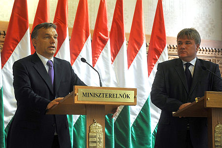 Orb&aacute;n Viktor minisztereln&ouml;k (b) &eacute;s Szűcs Lajos, a Megyei &Ouml;nkorm&aacute;nyzatok Orsz&aacute;gos Sz&ouml;vets&eacute;g&eacute;nek eln&ouml;ke 