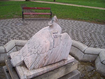 Pelik&aacute;n szobor Szombathely