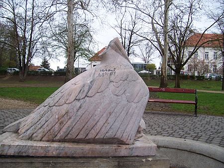 Pelik&aacute;n szobor Szombathely