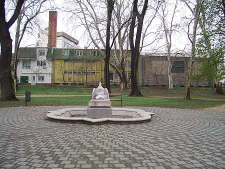 Pelik&aacute;n szobor Szombathely