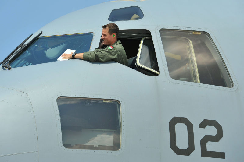 Luk&aacute;cs Viktor főhadnagy, az egyetlen magyar C-17-es pil&oacute;ta egy Boeing C-17-es tehersz&aacute;ll&iacute;t&oacute; rep&uuml;lőg&eacute;p ablak&aacute;t tiszt&iacute;tja a p&aacute;pai b&aacute;zisrep&uuml;lőt&eacute;ren