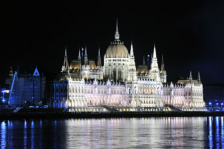 A kivil&aacute;g&iacute;tott parlament &eacute;p&uuml;lete Budapesten a tűzij&aacute;t&eacute;k alatt az augusztus 20-i &aacute;llami &uuml;nnepen.