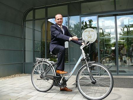 Str&eacute;n Tibor, a B&uuml;k, B&uuml;kf&uuml;rdő K&ouml;zhaszn&uacute; Turisztikai Egyes&uuml;let eln&ouml;ke az egyik &uacute;j pedelek ker&eacute;kp&aacute;rral