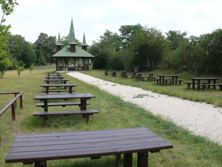 P&aacute;neur&oacute;pai Piknik Eml&eacute;kpark