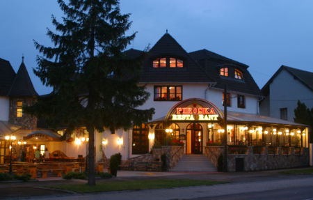Hotel Piroska, B&uuml;k