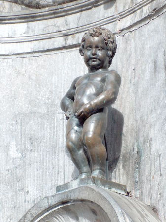 Pisilő kisfi&uacute;, Br&uuml;sszel