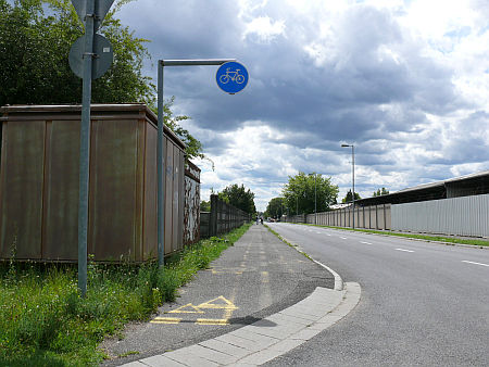 Pont, pont, vesszőcske, h&aacute;romsz&ouml;gek, f&uuml;ggesztett t&aacute;bla, l&aacute;tszik, hogy komoly az &uuml;gy