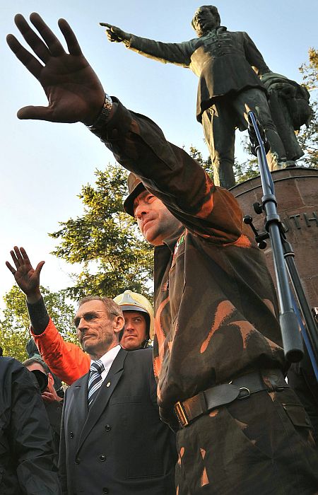 M&aacute;th&eacute; Zolt&aacute;n, az MTI/MTVA fot&oacute;riporter&eacute;nek Rendv&eacute;dők c&iacute;mű k&eacute;pe, amely II. d&iacute;jat nyert a XXX. Magyar Sajt&oacute;fot&oacute; P&aacute;ly&aacute;zat H&iacute;r-esem&eacute;nyfot&oacute; (egyedi) kateg&oacute;ri&aacute;j&aacute;ban. 
