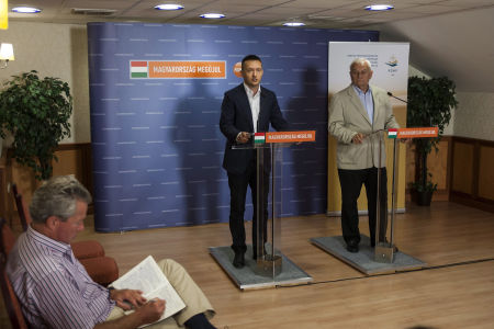 Rog&aacute;n Antal, a Fidesz &eacute;s Harrach P&eacute;ter, a KDNP frakci&oacute;vezetője a s&aacute;rv&aacute;ri sajt&oacute;t&aacute;j&eacute;koztat&oacute;n 