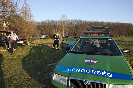 Rendőr helysz&iacute;nel Nagykanizs&aacute;n a Cs&oacute;nak&aacute;z&oacute;-t&oacute;n&aacute;l, ahol k&eacute;t embernek is elt&ouml;rte a l&aacute;b&aacute;t aut&oacute;j&aacute;val, majd meg&aacute;ll&aacute;s n&eacute;lk&uuml;l elhajtott az a rom&aacute;n f&eacute;rfi, aki azut&aacute;n g&aacute;zolta el haragosait, hogy &ouml;sszesz&oacute;lalkozott vel&uuml;k.