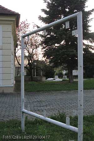 Rongálás a szombathelyi kaszinó előtt