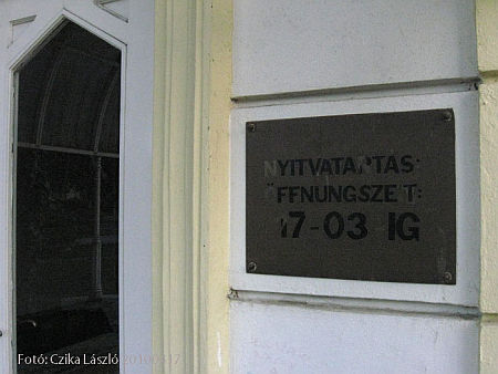 Rongálás a szombathelyi kaszinó előtt