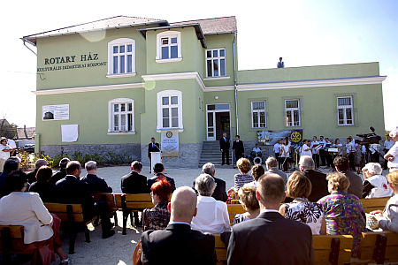 Toldi Tam&aacute;s polg&aacute;rmester besz&eacute;l a devecseri Rotary H&aacute;z kultur&aacute;lis &eacute;s oktat&aacute;si k&ouml;zpont avat&aacute;s&aacute;n, a v&ouml;r&ouml;siszap-katasztr&oacute;fa első &eacute;vfordul&oacute;j&aacute;n.