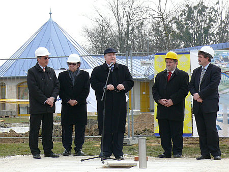S&aacute;rv&aacute;ri f&uuml;rdő - alapkőlet&eacute;tel
