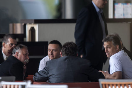 Orb&aacute;n Viktor minisztereln&ouml;k, Rog&aacute;n Antal, a Fidesz parlamenti frakci&oacute;vezetője &eacute;s Kondora Istv&aacute;n, S&aacute;rv&aacute;r polg&aacute;rmestere besz&eacute;lget 