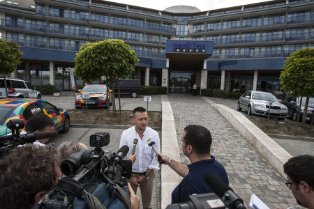 Rog&aacute;n Antal, a Fidesz parlamenti frakci&oacute;vezetője nyilatkozik a sajt&oacute; munkat&aacute;rsainak 