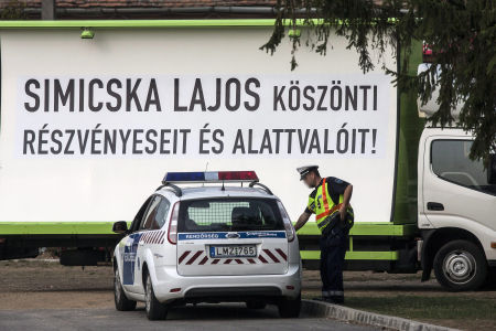 Teheraut&oacute;s &uuml;zenet a Park Inn előtt