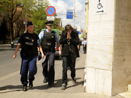 Rendőrök kísérik a soproni kettős gyilkosság egyik gyanúsítottját