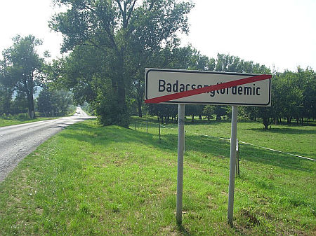 Stoppal a Balatonra