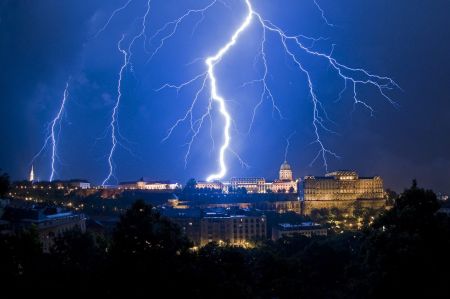 S&uuml;veg &Aacute;ron szabad&uacute;sz&oacute; fot&oacute;riporter T&ouml;lt&eacute;s c&iacute;mű k&eacute;pe, amely I. d&iacute;jat nyert a XXX. Magyar Sajt&oacute;fot&oacute; P&aacute;ly&aacute;zat Term&eacute;szet &eacute;s tudom&aacute;ny (egyedi) kateg&oacute;ri&aacute;j&aacute;ban. 