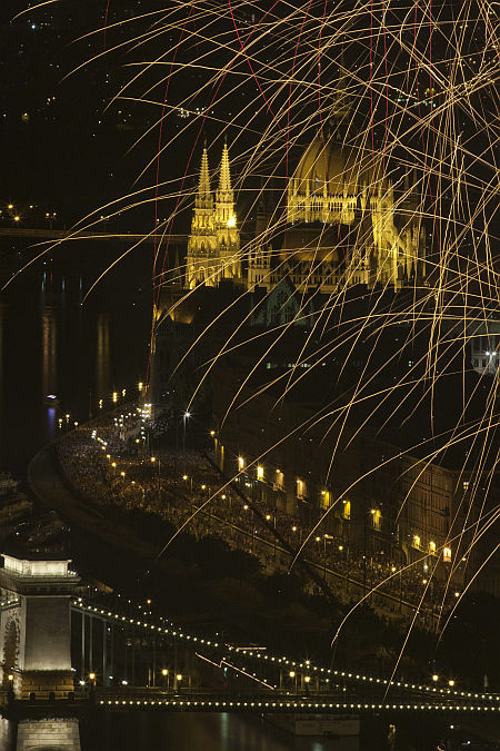 Tűzij&aacute;t&eacute;k Budapest felett