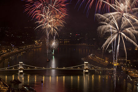 Tűzij&aacute;t&eacute;k Budapest felett
