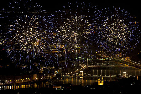 Tűzij&aacute;t&eacute;k Budapest felett