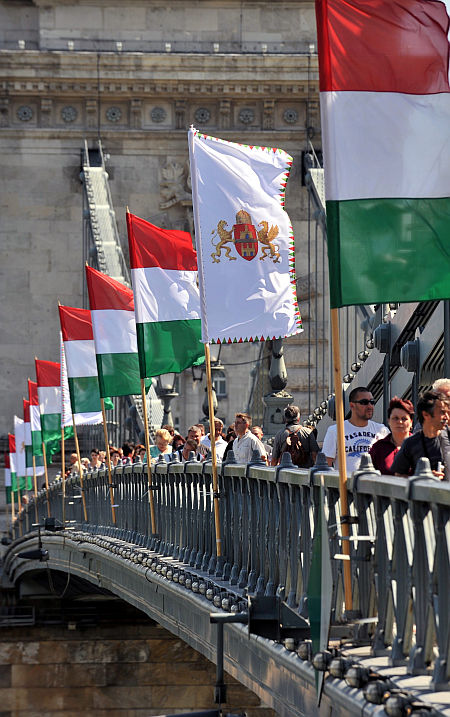 Budapest &uacute;j z&aacute;szlaja nemzetisz&iacute;nű lobog&oacute;k k&ouml;z&ouml;tt a főv&aacute;rosi L&aacute;nch&iacute;don.