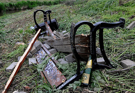 Vandalizmus a Perint mellett