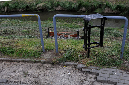 Vandalizmus a Perint mellett